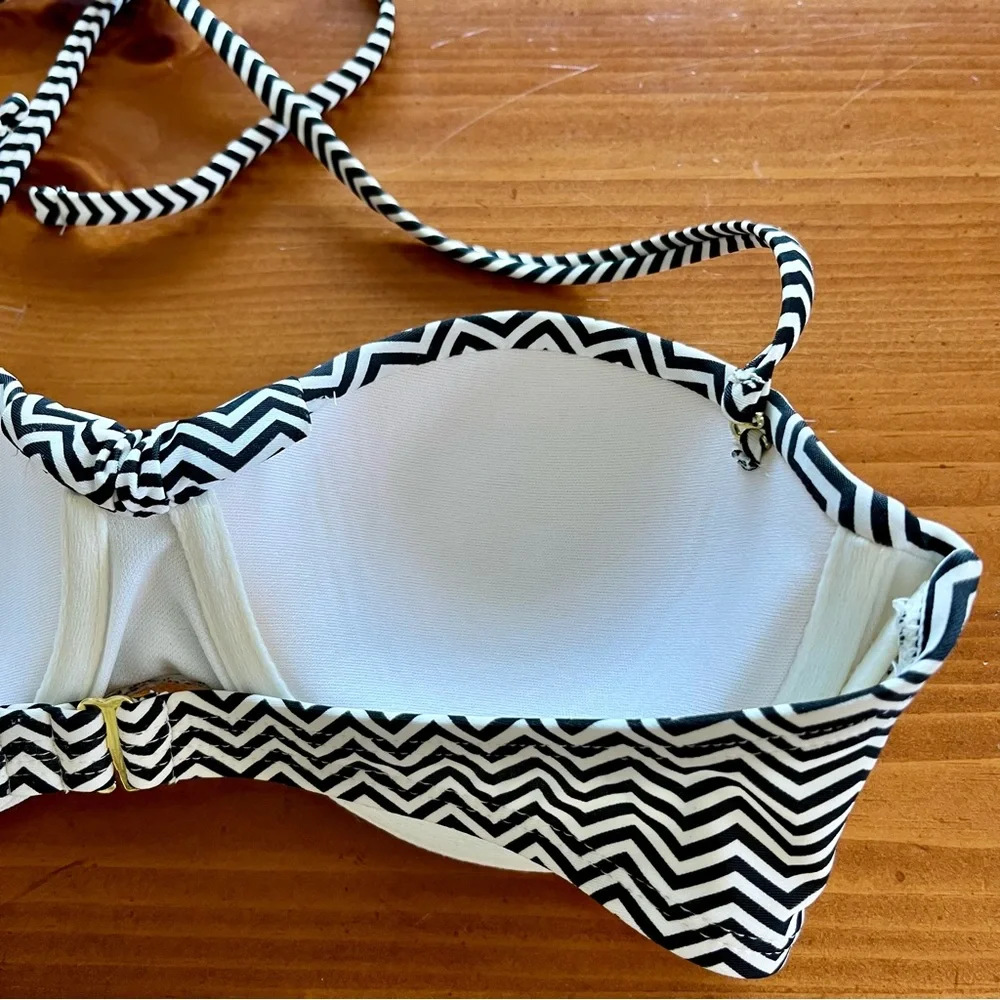 Xhiliration Black & White Chevron Stripe Bikini Top, Size M